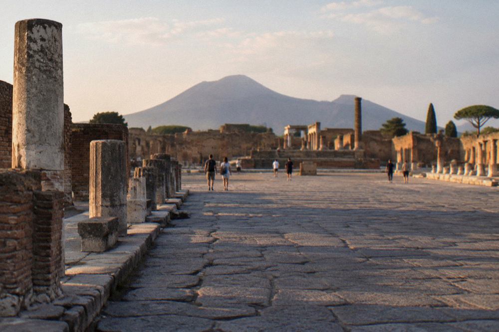 The crater rim path of Mount Vesuvius under a clear sky