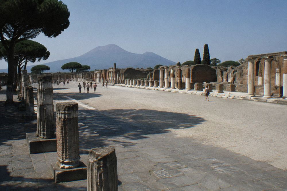 Single-track railway station platform beside the entrance to the Pompeii excavations